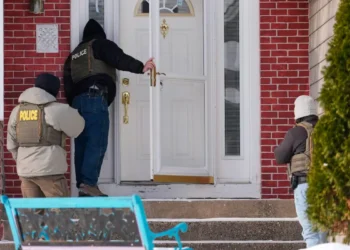 Können ICE-Beamte Ihre Tür ohne richterlichen Durchsuchungsbefehl aufbrechen?