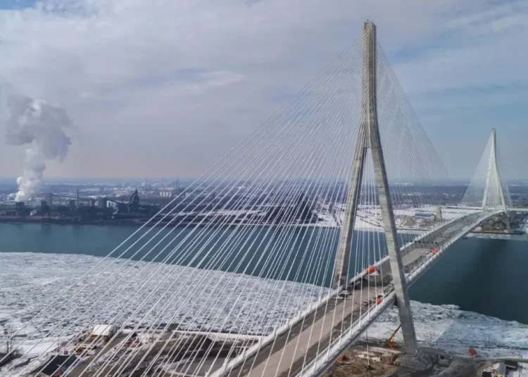 Hat ein Detroit-Milliardär in Washington lobbyiert, bevor Trump mit der Blockade der Brücke drohte?