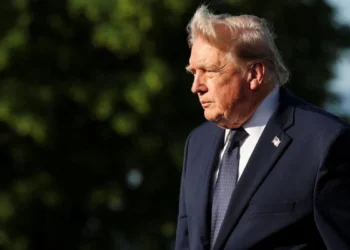Trump drängt US-Firmen zur Stärkung der Waffenproduktion angesichts globaler Spannungen