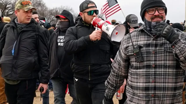 Trump ernannter Richter weist Jan.-6-Verschwörungsfall gegen die Proud Boys ab